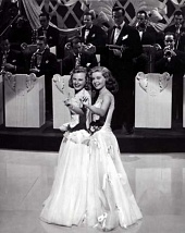 Две девушки и моряк (1944)