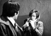 В оковах плоти трейлер (1975)